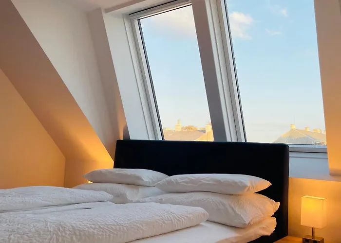 Spacious Penthouse - 4 For Up To 10 Guests - Contactless Check-in Bécs