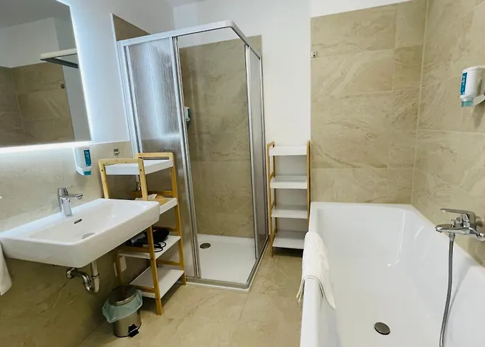 Spacious Penthouse - 4 For Up To 10 Guests - Contactless Check-in Bécs