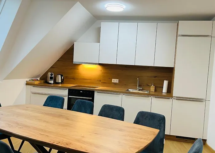 Spacious Penthouse - 4 For Up To 10 Guests - Contactless Check-in