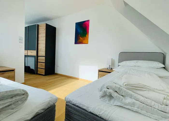 Spacious Penthouse - 4 For Up To 10 Guests - Contactless Check-in Apartman