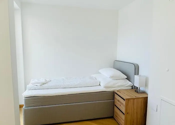 Spacious Penthouse - 4 For Up To 10 Guests - Contactless Check-in