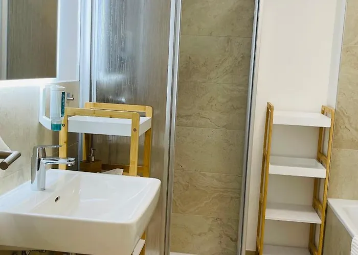 Spacious Penthouse - 4 For Up To 10 Guests - Contactless Check-in *